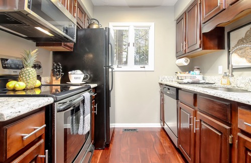 Pigeon Forge Ski Chalet | 2BR/2.5BA, clean hot tub, spa tub, 1 mi to Pkway,10min to GSMNP, arcade,fire pit