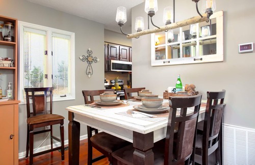 Pigeon Forge Ski Chalet | 2BR/2.5BA, clean hot tub, spa tub, 1 mi to Pkway,10min to GSMNP, arcade,fire pit