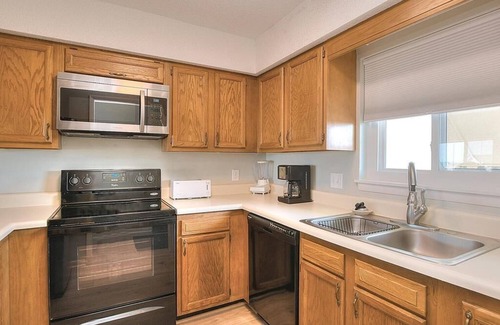 Long Beach Condo | 2BR/2 BA Ocean View Condo in Caswell Beach, Pool, Sleeps 4