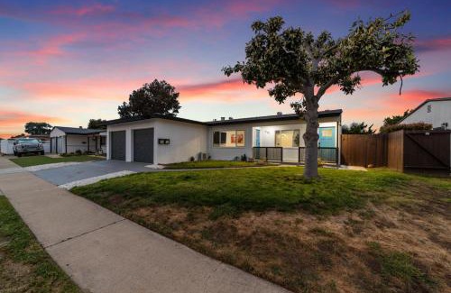 Bay Ho House | 2BR, 2B, Coffee Bar, Cozy Sectional, Rainfall Shower, Smart TVs, Cozy Beach Theme