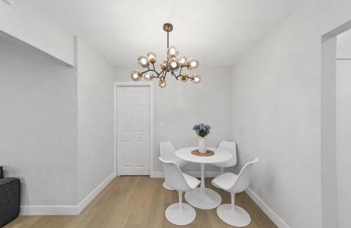 Bay Ho House | 2BR, 2B, Coffee Bar, Cozy Sectional, Rainfall Shower, Smart TVs, Cozy Beach Theme