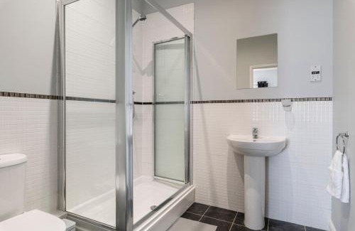 Crawley Apartment | 2BR 2BA Apartment - Emperor Beds - Free Parking - Near LGW Airport