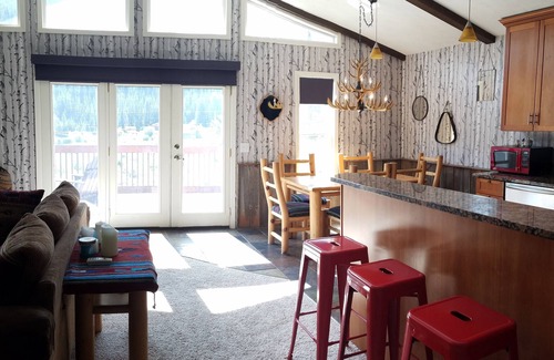 Blue River House | 2BR 2BA Charming Blue River Cabin - 5 Mins from Breckenridge