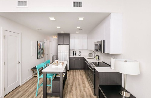Fells Point Apartment | 2BR/2BA Elegant Luxury Suite With Gym & Pool By ENVITAE