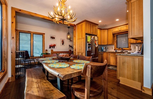 Gnaw Bone Cabin | 2BR, 2BA Log Cabin