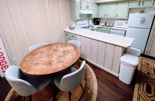 West Dover Apartment | 2BR 2BA - MT SNOW, SKI BACK TRAIL, FREE SHUTTLE, POOL, BBQ - Green Mountain Den