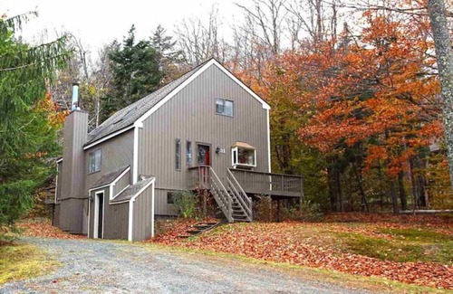 West Dover Apartment | 2BR 2BA - MT SNOW, SKI BACK TRAIL, FREE SHUTTLE, POOL, BBQ - Green Mountain Den
