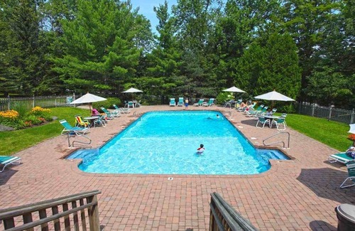 West Dover Apartment | 2BR 2BA - MT SNOW, SKI BACK TRAIL, FREE SHUTTLE, POOL, BBQ - Green Mountain Den