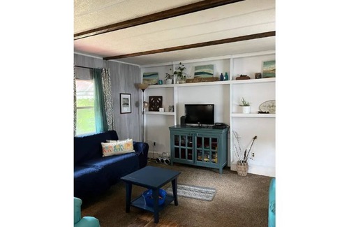 Keystone Heights Cottage | 2BR/2BA Quiet Lakefront Cottage