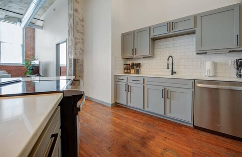 Crossroads Arts District Apartment | 2BR/2BA Spacious Historic Loft With Gym