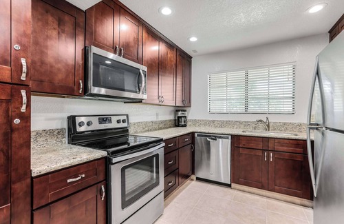 Palm Springs Condo | 2BR 2BA Stylish Palm Springs CONDO