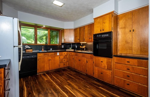 Helmsburg House | 2BR, 3.5 BA Retreat