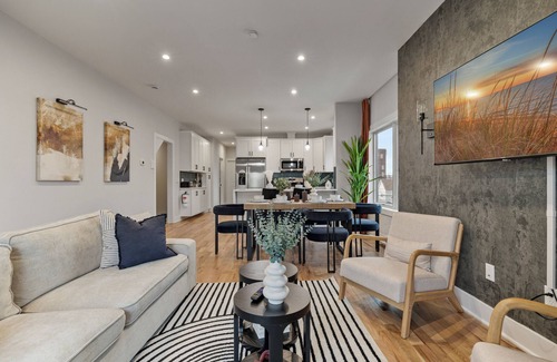 Kearny Apartment | 2br 3ba 2King bd, 3 Car Parking+Bonus area w/Qn bd