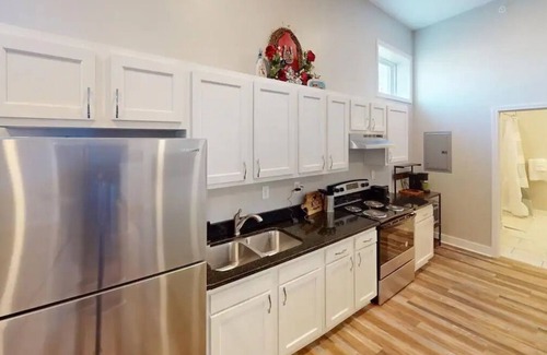 Taylor Berry House | 2BR|ADA|Warehouse Suite Exposed Brick|Modern Theme