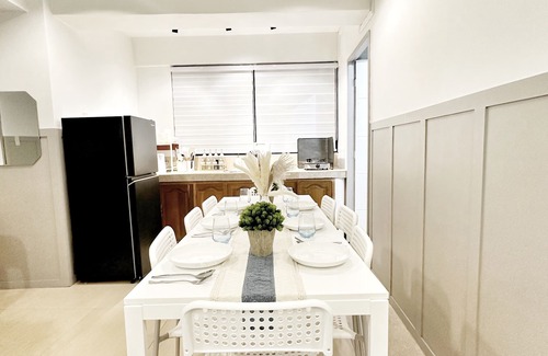 Manoc-Manoc Apartment | 2BR Apartment w/Kitchen+Dining+Living Room/30 Seconds walk to the White Beach