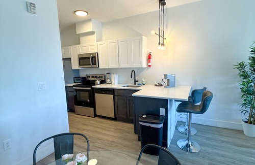 Elizabeth Apartment | 2BR apt near EWR 0236