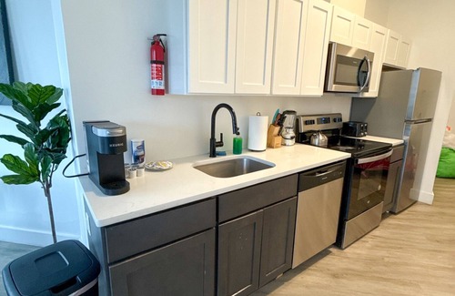 Elizabeth Apartment | 2BR apt near EWR airport 7073