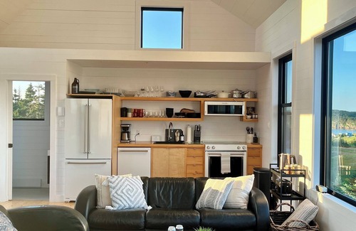 Terra Nova House | 2BR Architect-Designed Oceanview Escape W/Deck