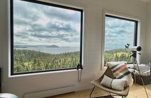 Terra Nova House | 2BR Architect-Designed Oceanview Escape W/Deck