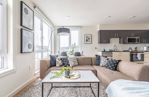 West Bellevue Apartment | 2BR | Balcony, Views, Gym | Bellevue | Sophari B