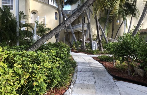 Paradise Island Condo | 2BR Beachfront Condo - Paradise Island - Direct Beach Access & Steps to Atlantis