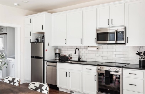Bellaire Apartment | 2BR Boutique Resort Family Suite w/Hot Tubs, Sauna, Patio, & More!