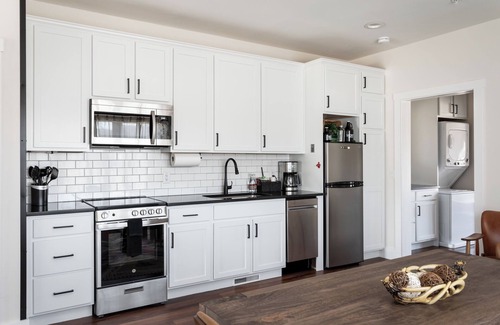 Bellaire Apartment | 2BR Boutique Resort Family Suite w/Hot Tubs, Sauna, Patio, & More!