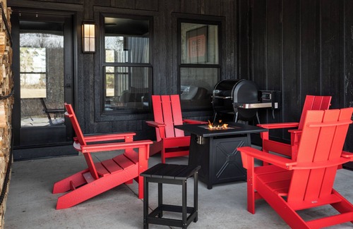 Bellaire Apartment | 2BR Boutique Resort Family Suite w/Hot Tubs, Sauna, Patio, & More!