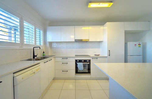 Biggera Waters House | 2BR Broadwater View Apartment