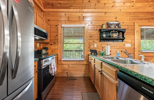 Sevierville Apartment | 2BR Cabin w/Lake Access*Hot Tub*Game Room*Pets!