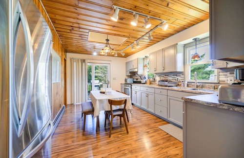 Kerhonkson House | 2BR Catskills Retreat | Hot Tub | Pool | Fire Pit