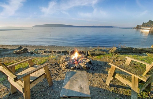 Eastsound Cabin | 2BR Classic+ Beachfront Cabin on world class west-facing beach!