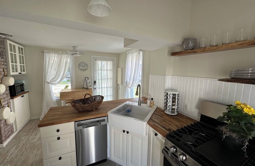 Milford House | 2BR Coastal Retreat close to Yale and walk to NY Train!