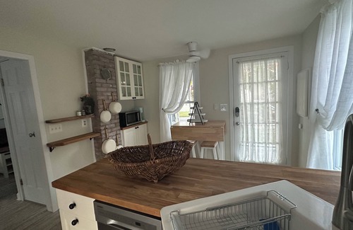 Milford House | 2BR Coastal Retreat close to Yale and walk to NY Train!