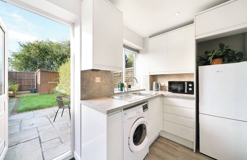 Aylesbury House | 2BR Comfort Stay | Kitchen, Lounge & Sleeps 4