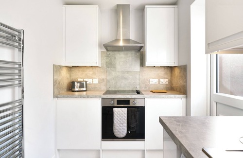 Aylesbury House | 2BR Comfort Stay | Kitchen, Lounge & Sleeps 4