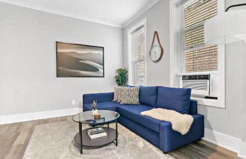 West Town Apartment | 2BR Comfy and Stylish Apt in West Town - Erie 1R