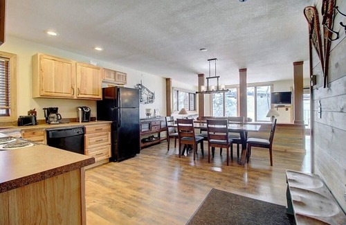 Silvercreek Condo | 2BR Condo Getaway - Private Hot Tub, Fireplace