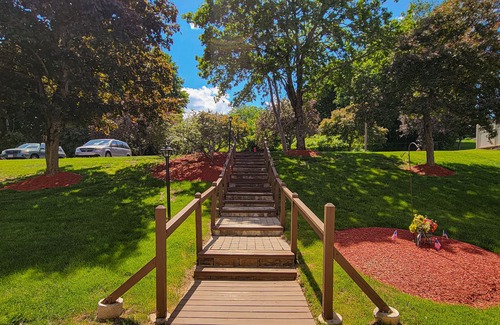 Weirs Beach Condo | 2BR Condo Lake Winnipesaukee Retreat