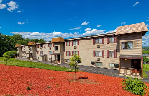 Weirs Beach Condo | 2BR Condo Lake Winnipesaukee Retreat