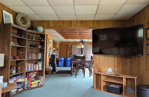 Grenell House | 2BR Country House property that's dog friendly with hot tub and private pool!
