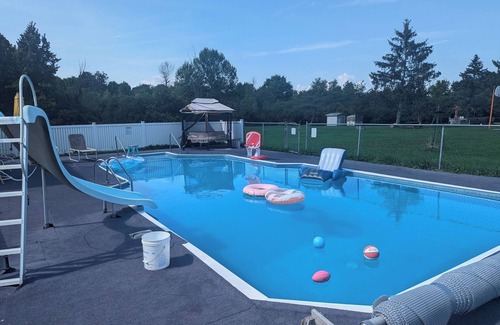 Grenell House | 2BR Country House property that's dog friendly with hot tub and private pool!