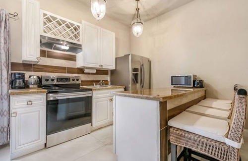 Lower Garden District Condo | 2BR Cozy condo Steps from ST Charles