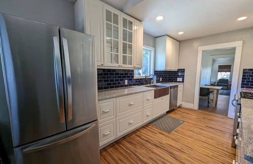 Phinney Ridge House | 2BR Craftsmen Greenlake Home + Backyard + Firepit