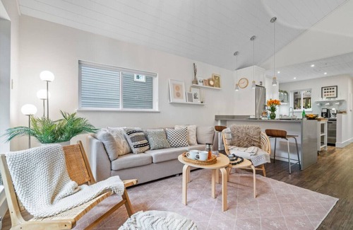 Whistler Creekside House | 2BR Creekside Gem|Steps to Gondola,Free PKNG|Patio