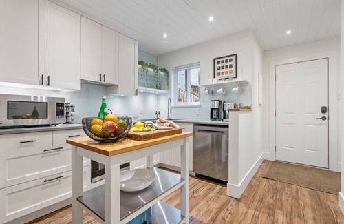 Whistler Creekside House | 2BR Creekside Gem|Steps to Gondola,Free PKNG|Patio