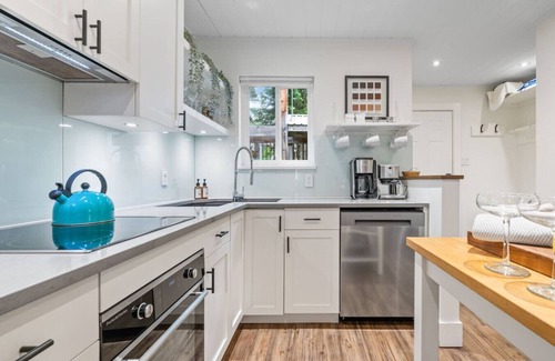 Whistler Creekside House | 2BR Creekside Gem|Steps to Gondola,Free PKNG|Patio