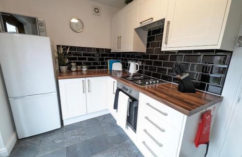 Rossington House | 2BR-Dean House-Kitchen-Dog Friendly-Parking-Fast WiFi