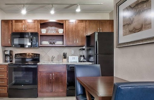 Newport Condo | 2br Deluxe Condo Family Fun & Historically Located!