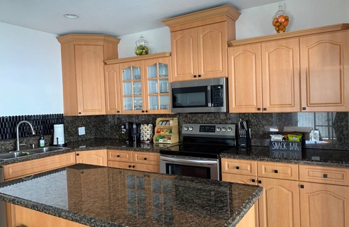 Flagami House | 2BR+Den, Pool, Parking, Located near prime attractions
